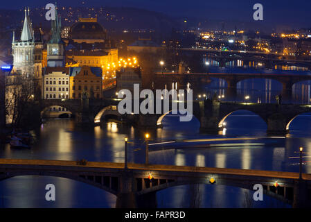 Viste serali dei vari ponti della città di Praga attraverso il fiume Moldava. Il più famoso ponte che si eleva al di sopra della V Foto Stock