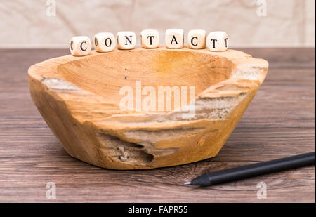 Cubi di legno sul tavolo foto concettuale Foto stock - Alamy