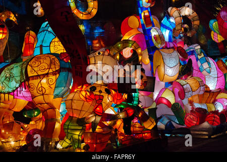 Lampioncini colorati Cinese durante la festa delle lanterne, Kaohsiung, Taiwan Foto Stock
