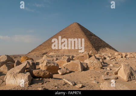 La Piramide Rossa, chiamato anche la piramide del Nord, costruito dal vecchio regno del faraone Sneferu situato presso il Royal necropoli di Dahshur vicino al Cairo, Egitto Foto Stock