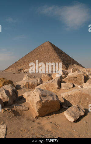 La Piramide Rossa, chiamato anche la piramide del Nord, costruito dal vecchio regno del faraone Sneferu situato presso il Royal necropoli di Dahshur vicino al Cairo, Egitto Foto Stock