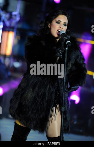 La città di New York. 31 Dic, 2015. Demi Lovato esegue durante il cenone di fine anno a Times Square il 31 dicembre 2015 nella città di New York. © dpa/Alamy Live News Foto Stock