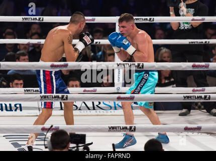 Kiev, Ucraina - 12 dicembre 2015: Denys Berinchik dell'Ucraina (sky-pantaloncini blu) combatte con Gyorgy Mizsei (Ungheria) durante la "Serata di boxe' nel Palazzo dello Sport di Kiev Foto Stock