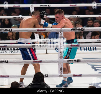 Kiev, Ucraina - 12 dicembre 2015: Denys Berinchik dell'Ucraina (sky-pantaloncini blu) combatte con Gyorgy Mizsei (Ungheria) durante la "Serata di boxe' nel Palazzo dello Sport di Kiev Foto Stock