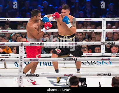 Kiev, Ucraina - 12 dicembre 2015: Oleksandr Usyk dell'Ucraina (pantaloncini neri) e Pedro Rodriguez di Cuba nell'anello durante la lotta per la WBO Intercontinental Cruiserweight Title nel Palazzo dello Sport Foto Stock