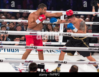 Kiev, Ucraina - 12 dicembre 2015: Oleksandr Usyk dell'Ucraina (pantaloncini neri) e Pedro Rodriguez di Cuba nell'anello durante la lotta per la WBO Intercontinental Cruiserweight Title nel Palazzo dello Sport Foto Stock