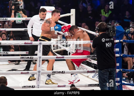 Kiev, Ucraina - 12 dicembre 2015: Oleksandr Usyk dell'Ucraina (pantaloncini neri) e Pedro Rodriguez di Cuba nell'anello durante la lotta per la WBO Intercontinental Cruiserweight Title nel Palazzo dello Sport Foto Stock