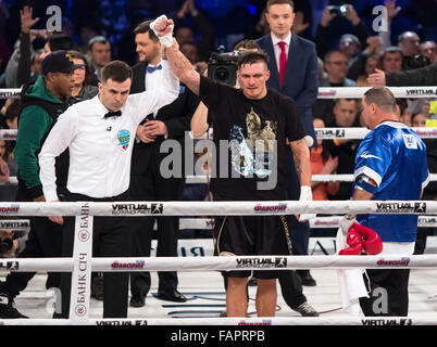 Kiev, Ucraina - 12 dicembre 2015: Oleksandr Usyk dell'Ucraina reagisce dopo aver vinto il WBO Intercontinental cruiserweight Title nella lotta con Pedro Rodriguez Foto Stock