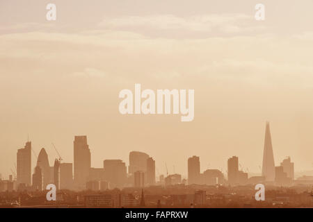 City of London skyline con nebbia di mattina presto Foto Stock