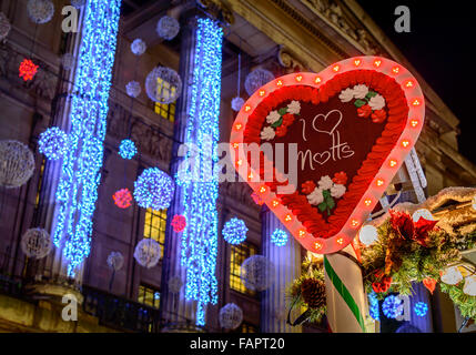 'Ho cuore Notts / Io amo Notts' a forma di cuore segno su un mercato dichiara di stallo in Nottingham Mercatino di Natale Dicembre 2015. Foto Stock