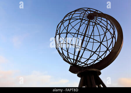 Globo sul Capo Nord platform contro un cielo blu, Nordkapplatået, Nordkapp, Magerøya, Finnmark County, Norvegia Foto Stock