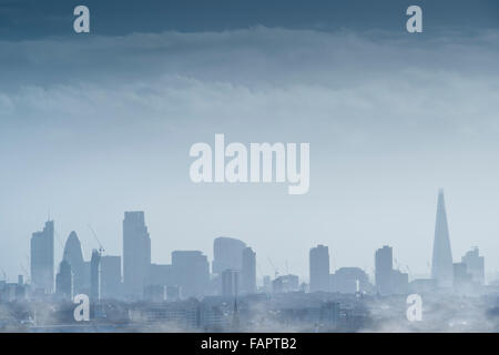 City of London skyline con nebbia di mattina presto Foto Stock