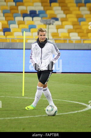 Kiev, Ucraina - 10 novembre 2011: Mario Gotze di Germania controlla un pallone durante la sessione di allenamento prima partita amichevole contro l'Ucraina a NSK Olimpic Stadium il 10 novembre 2011 a Kiev, Ucraina Foto Stock