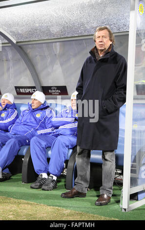 Kiev, Ucraina - 10 Marzo: FC Dynamo Kyiv il manager di Yuri Semin guarda durante UEFA Europa League contro FC Manchester City il 10 marzo 2011 a Kiev, Ucraina Foto Stock