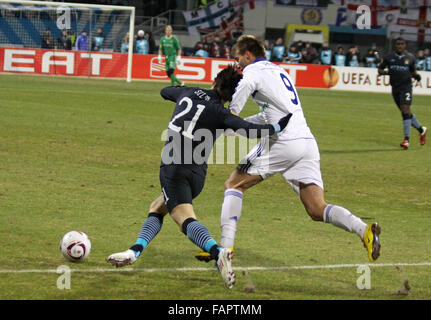 Kiev, Ucraina - 10 Marzo: David Silva del Manchester City (L) combatte per una sfera con Andriy Yarmolenko di Dynamo Kyiv durante thei Foto Stock
