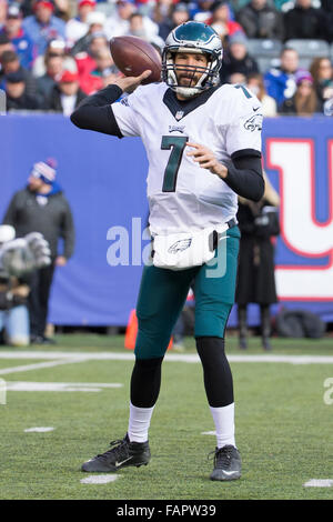 East Rutherford, New Jersey, USA. 3 gennaio, 2016. Philadelphia Eagles quarterback Sam Bradford (7) lancia la palla durante il gioco di NFL tra Philadelphia Eagles e New York Giants a MetLife Stadium di East Rutherford, New Jersey. Christopher Szagola/CSM/Alamy Live News Foto Stock