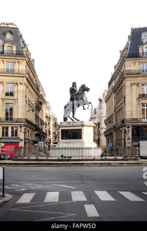 Vista su Place des Victoires, Romana statua equestre di re Luigi XIV, Parigi, Francia. Foto Stock