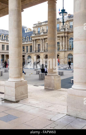 Les Deux Plateaux, Colonnes de Buren un controverso arte di installazione di Daniel Buren al Palais Royal. Parigi, Francia. Foto Stock