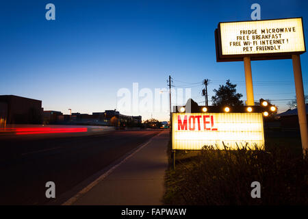 Generic Motel sign in il tramonto su strada Foto Stock