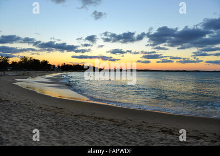 Tofo spiaggia al tramonto in Mozambico. Tofo Beach è il dive capitale del Mozambico. Foto Stock