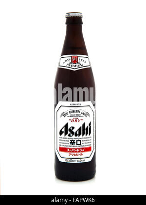 Bottiglia di Asahi Super Dry birra su uno sfondo bianco Foto Stock