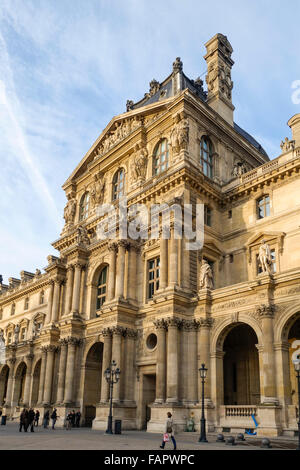 La facciata della Ala Richelieu al Palace e dal museo del Louvre a Parigi, Francia. Foto Stock