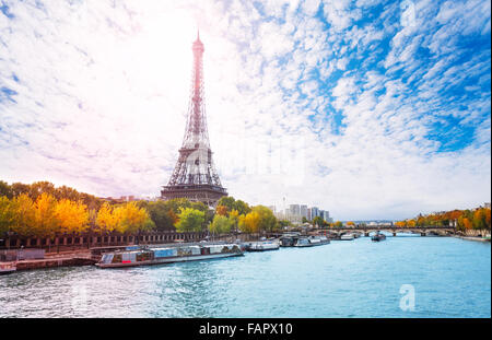 Il monumento più grande di Parigi e la Torre Eiffel Foto Stock
