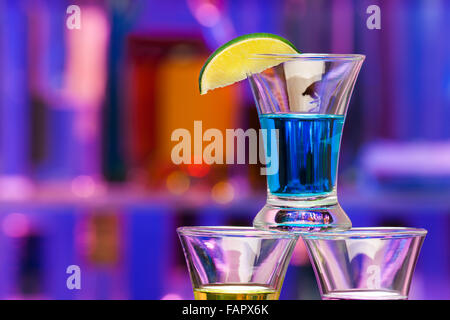 Chiudere shoot di bere alcol con calce in bar Foto Stock