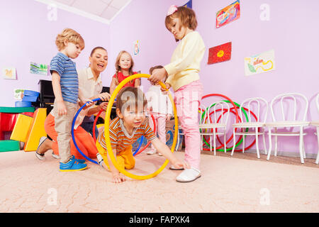 Attivo classe kindergarten kids crawl se cerchi Foto Stock