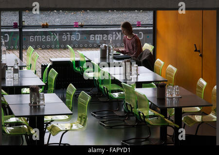 Il Kiasma Museum di Arte Contemporanea di Helsinki, Finlandia. Cafe il Kiasma, totalmente in stile avant-garde, situato all'interno del museo di Co Foto Stock