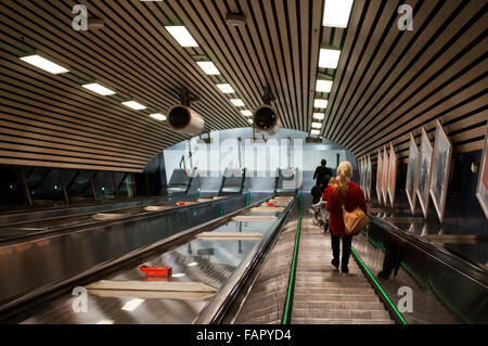 Interno alla metropolitana, Helsinki, Finlandia. Uno degli ingressi alla metropolitana di Helsinki. La città di Helsinki è la capitale e la città più grande di Foto Stock