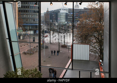 Il Sokos Hotel da il Kiasma Museum di Arte Contemporanea di Helsinki, Finlandia. Il Kiasma (costruito 1993-1998) è un museo di arte contemporanea Foto Stock