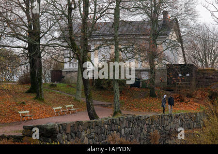 Case di legno vicino alla banchina principale sull isola Suomenlinna, Helsinki, Finlandia. Alcune delle case degli abitanti dell'isola o Foto Stock