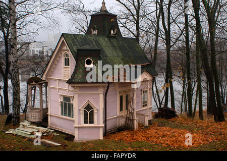 Una delle vecchie ville in Linux Laulu situato nella parte nord-occidentale della baia di Töölönlahti. Il parco che circonda la baia Töölönlahti inizia Foto Stock