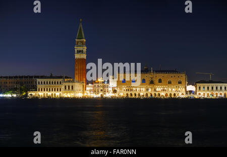 Vista panoramica della piazza San Marco di Venezia di notte Foto Stock