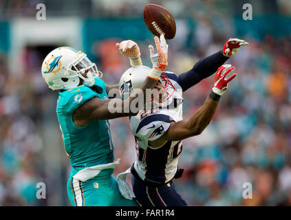 Giardini di Miami, Florida, Stati Uniti d'America. 3 gennaio, 2016. Miami Dolphins wide receiver DeVante Parker (11), gioca la palla sul New England Patriots cornerback Logan Ryan (26), ed è venuto giù con la ricezione in ritardo nel quarto trimestre del loro gioco di NFL domenica 03 gennaio, 2016 a Miami Gardens. Punteggio finale alette 20-10 su medaglie. © Bill Ingram/Palm Beach post/ZUMA filo/Alamy Live News Foto Stock