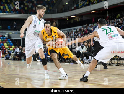 Londra, Regno Unito. 3 gennaio, 2015. London Lions sconfitta Plymouth Raiders 86-84 alla casella di rame arena, Queen Elizabeth Olympic Park. London Lions n. 23 Kai Williams con la palla. Plymouth Raiders Mike vigore e Duane Bailey affrontare.Copyright Carol moiré/Alamy Live news. Foto Stock