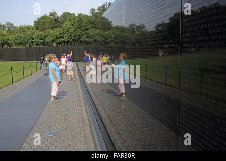 Il Vietnam Veterans Memorial", con i nomi di coloro che sono morti in questa guerra scolpita in un nero, parete di granito, in Washington DC Foto Stock