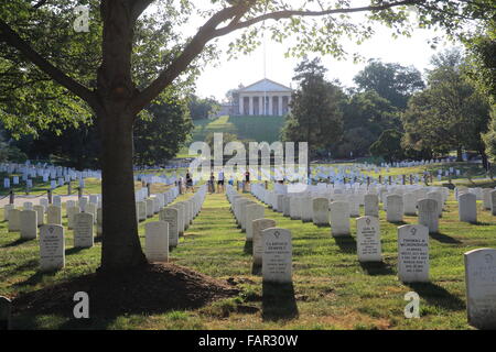 Le lapidi in una sera d'estate al spostarsi al Cimitero Nazionale di Arlington, in Virginia, Stati Uniti d'America Foto Stock