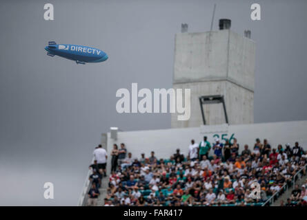 Giardini di Miami, Florida, Stati Uniti d'America. 3 gennaio, 2016. Il dirigibile DirectTV aleggia sopra Sun Life Stadium di Miami, Florida il 3 gennaio 2016. Credito: Allen Eyestone/Palm Beach post/ZUMA filo/Alamy Live News Foto Stock