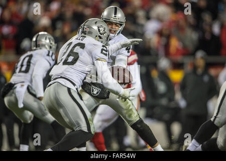 Kansas City, Missouri, Stati Uniti d'America. 3 gennaio, 2016. Oakland Raiders QB Derek Carr (4) consegnando la palla fuori la RB Roy Helu Jr. in 4th. Qt della NFL regolare partita di calcio tra i Kansas City Chiefs e Oakland Raiders di Arrowhead Stadium di Kansas City, Missouri.Ke Lu/CSM/Alamy Live News Foto Stock