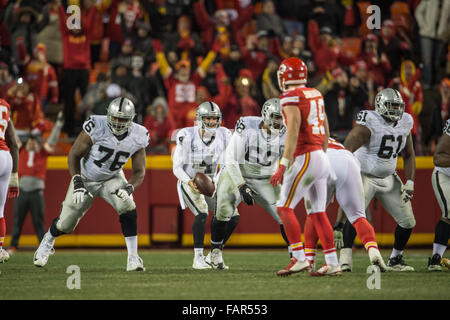 Kansas City, Missouri, Stati Uniti d'America. 3 gennaio, 2016. Oakland Raiders QB Derek Carr frustrato dopo aver esaurito il tempo alla fine della 4a. Qt della NFL regolare partita di calcio tra i Kansas City Chiefs e Oakland Raiders di Arrowhead Stadium di Kansas City, Missouri.Ke Lu/CSM/Alamy Live News Foto Stock