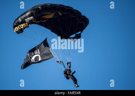 Kansas City, Missouri, Stati Uniti d'America. 3 gennaio, 2016. Kansas City Chiefs pre-game skydiving da militari personnels prima del regolare NFL partita di calcio tra i Kansas City Chiefs e Oakland Raiders di Arrowhead Stadium di Kansas City, Missouri.Ke Lu/CSM/Alamy Live News Foto Stock