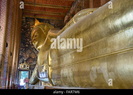 Gigante Buddha reclinato al Wat Pho a Bangkok, in Thailandia Foto Stock