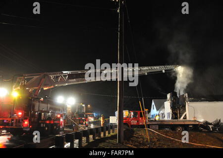 Un Montville Vigili del Fuoco scala a carrello fornisce luce su una grande struttura fire Dicembre 30th. Foto Stock