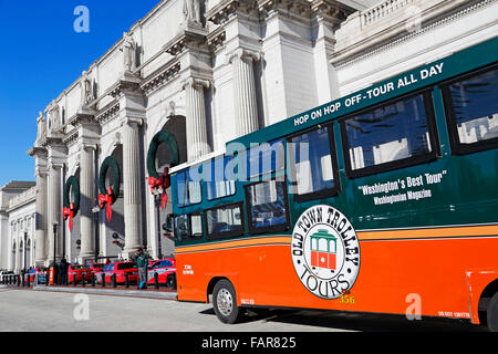 Tour bus, Old Town Trolley, fuori della Union Station di Washington, DC. Foto Stock