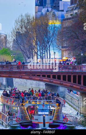 Crociera lungo il fiume Senna a Parigi Foto Stock