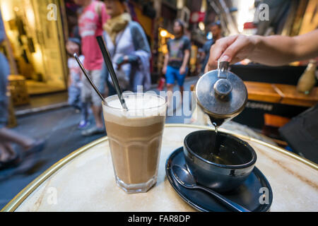 Godendo di tè e caffè in un vicolo Foto Stock