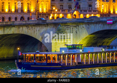 Crociera lungo il fiume Senna al tramonto, Parigi Foto Stock