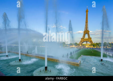 Torre Eiffel in sera visto da fontane in giardini Trocadero, Parigi Foto Stock